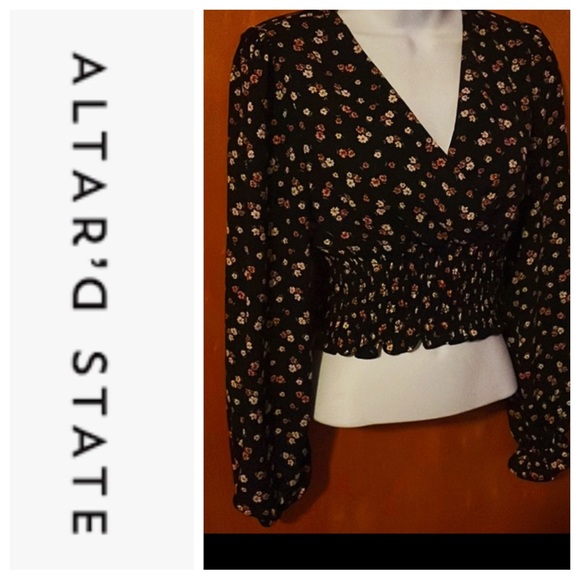 Altar'd State Tops - Floral Long Sleeve Crop Top 🌸🖤